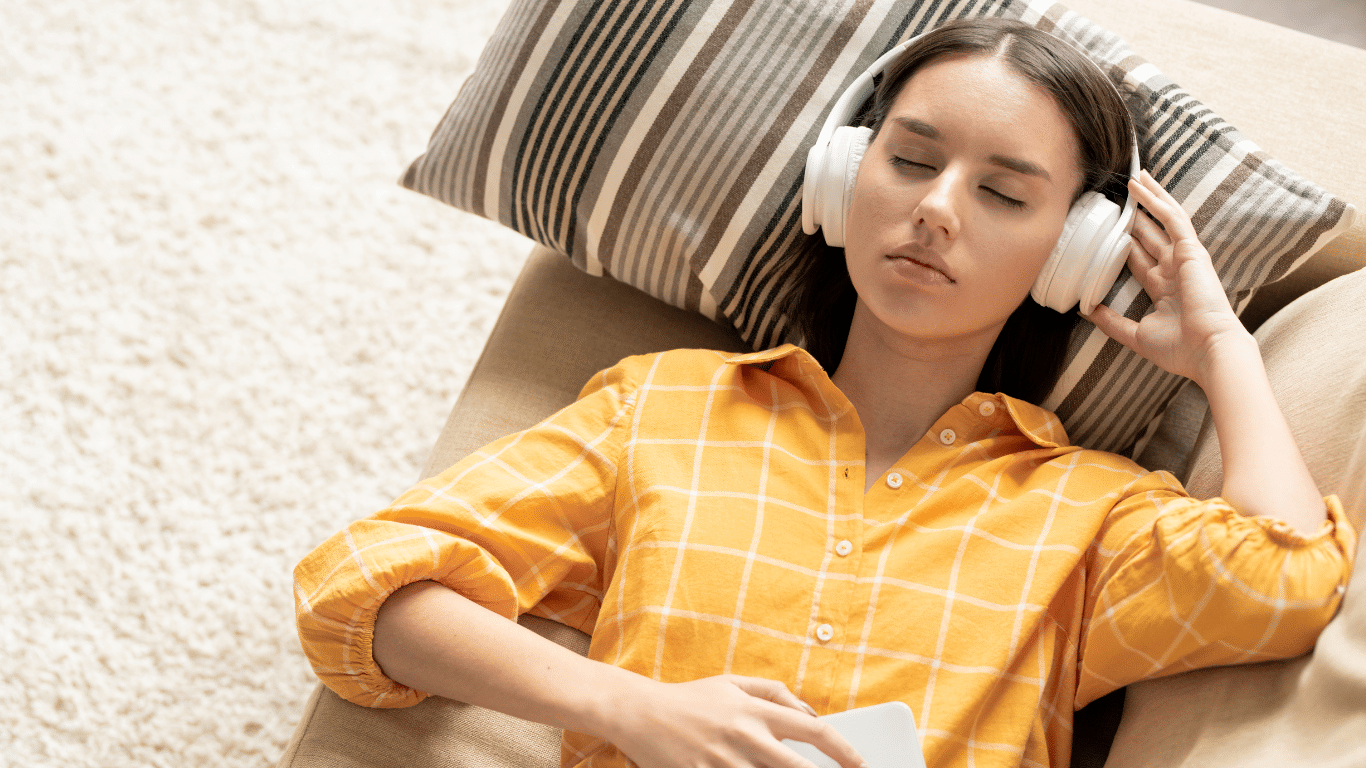 Femme écoutant musique casque